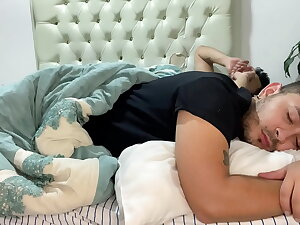 Padrastro me confunde cuando duermo me come el culo a pelo y me lo deja lleno de leche caliente