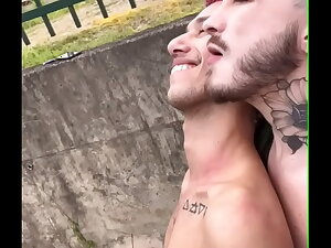 Novinhos fudendo na trilha em público enquanto o trem passa