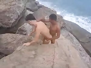 Sexo entre amigos em plena praia no rio de janeiro .