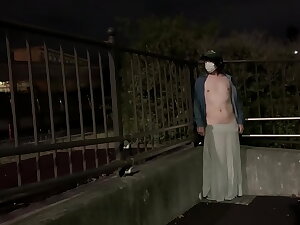 女装子まゆちゃんが車がばんばん通る国道の横でロングスカートのままパンツを脱いで足を開いて露出する