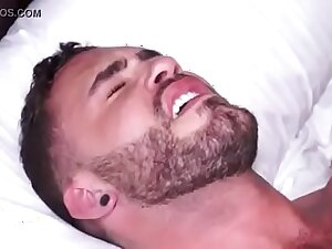 Dotado tatuado comendo o branquinho gostoso