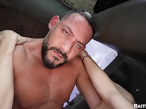 Miguel XXL gets on the bus