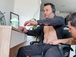 No me puedo resistir y le entrego mi culo a mi padrastro mientras está trabajando y estamos solos