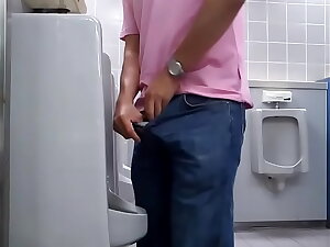 Taiwanese boy pissing 01