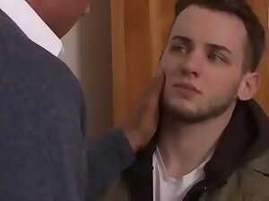 Padrasto comendo o novinho